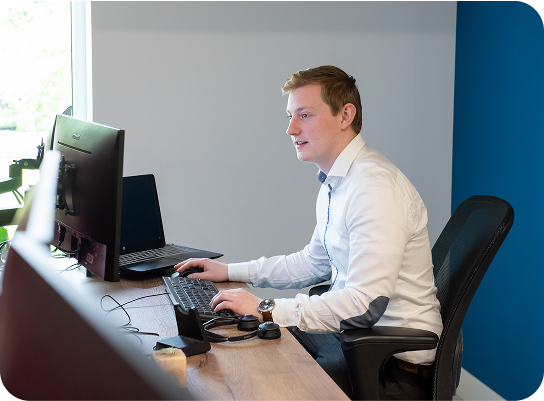 Julian werkt aan efficiënte bedrijfsprocessen