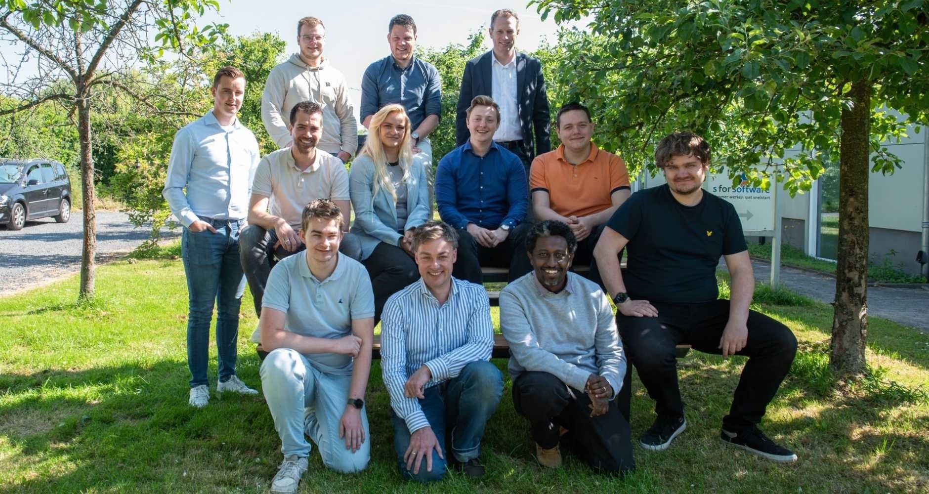 Groepsfoto van het personeel van S for Software