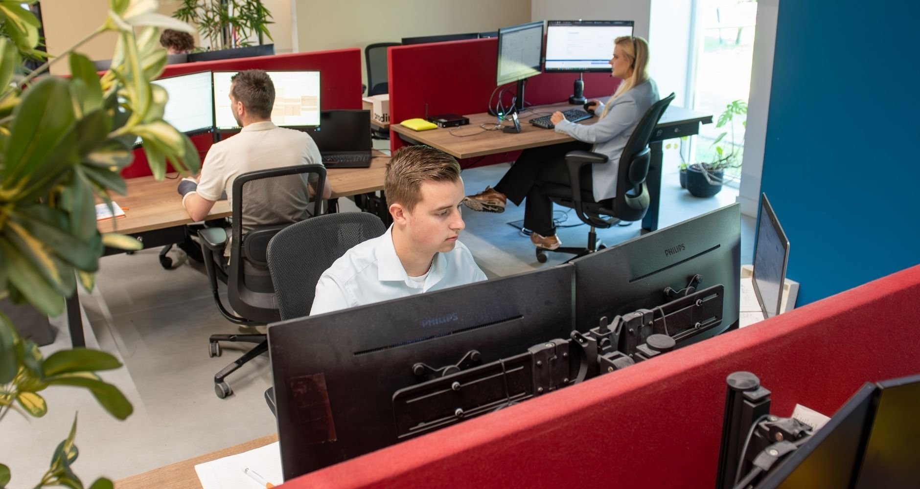 Support medewerkers aan het werk bij S for Software