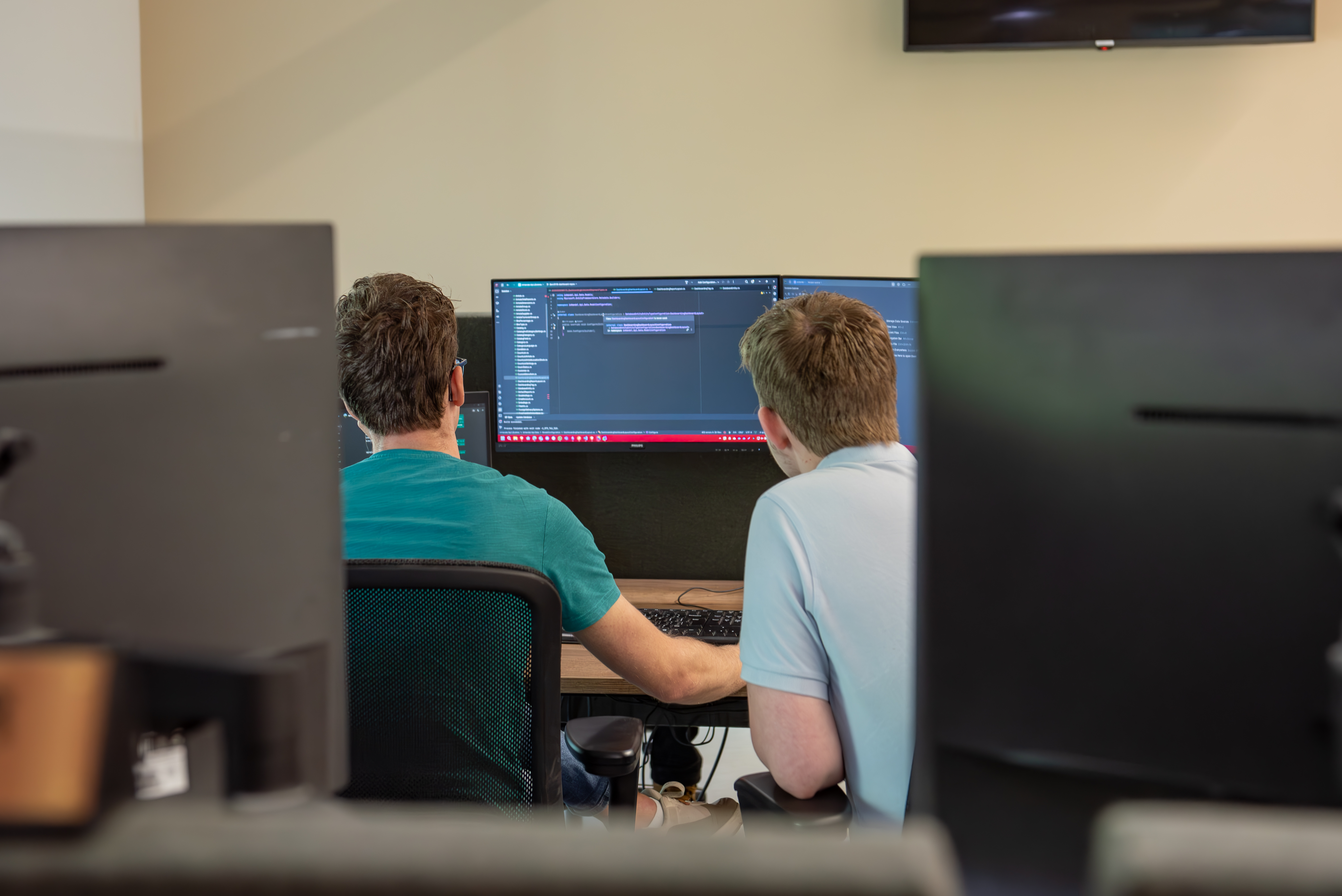 Programmeurs aan het werk met artikelen en PIM